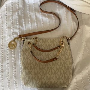 Micheal kors cross body or handbag!
